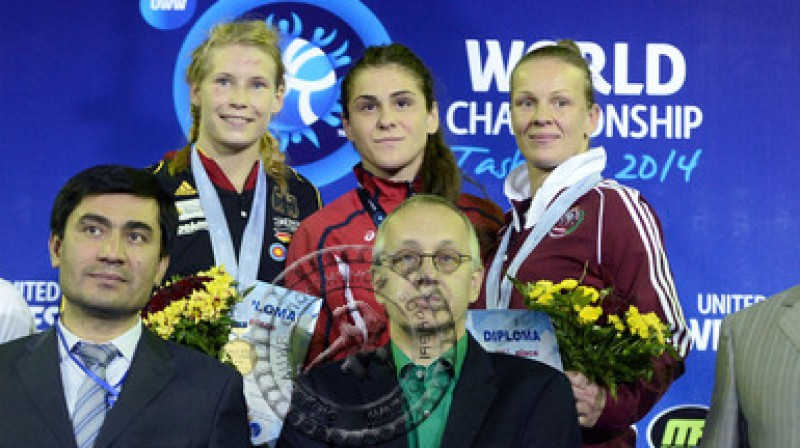 Laura Skujiņa (pa labi) uz pjedestāla Taškentā
Foto: wrestrus.ru