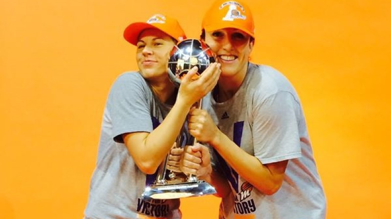 Anete Jēkabsone-Žogota un poļu centra spēlētāja Evelīna Kobrina
Foto: Phoenix Mercury