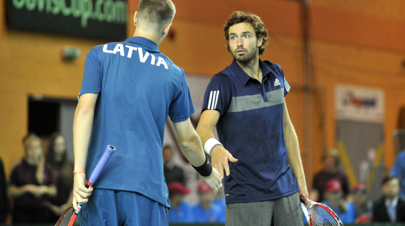 Miķelis Lībietis un Ernests Gulbis 
Foto: Romāns Kokšarovs, Sporta Avīze, f64