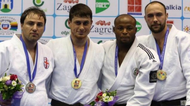 Jevgeņijs Borodavko (pa labi) uz pjedestāla Zagrebā 
Foto: International Judo Federation, judo.org.lv