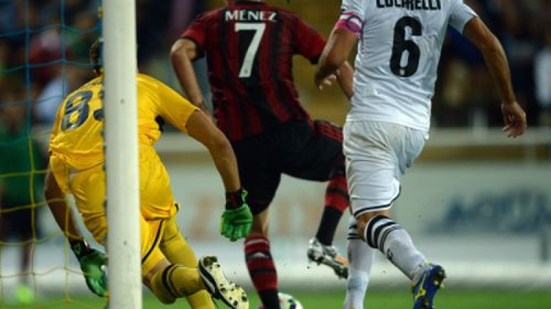 Žeremijs Menezs liek pārdomāt dzīvi "Parma" vārtsargam un aizsargiem
Foto:AFP/Scanpix