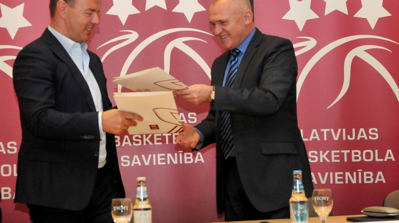 LBS prezidents Valdis Voins (no labās) un "VEF Rīga" valdes priekšsēdētājs Māris Martinsons paraksta sadarbības līgumu.
Foto: Romualds Vambuts