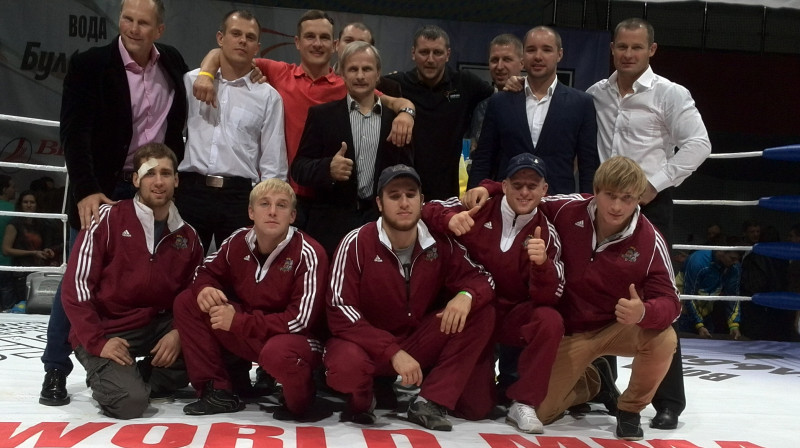 Latvijas MMA izlase kopā ar treneriem Vjačeslavu Semenkovu un Andreju Kaješovu, kā arī Latvijas tiesnešu brigādi
Foto: rigaprofesionalis.lv