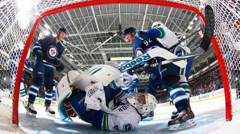 Ralfs Freibergs (#92) "Canucks" prospektu komandas vārtu priekšā. 
Ekrānšāviņš no "Jets" mājaslapas galerijas.