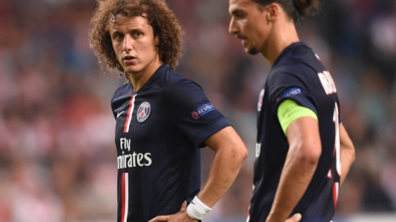 Davids Luizs un Zlatans Ibrahimovičs
Foto: AFP/Scanpix