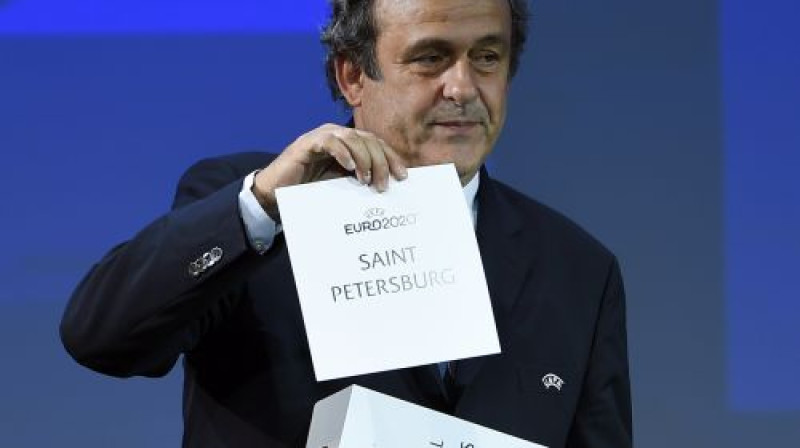 Mišels Platinī prezentē Sanktpēterburgu kā vienu no "Euro 2020" rīkotājām
Foto: AFP/Scanpix