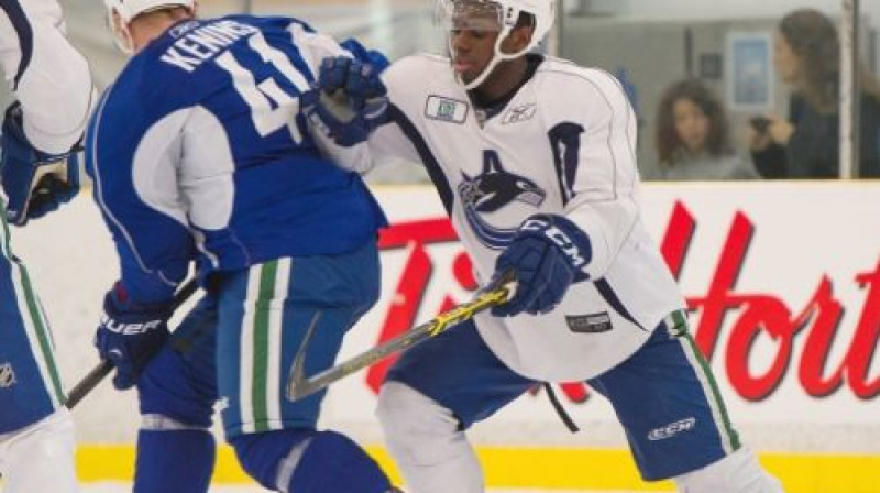 Ronalds Ķēniņš "Canucks" treniņnometnē cīnās ar Džordanu Subanu
Foto: Richard Lam/ PNG