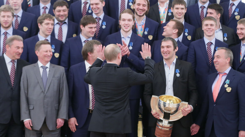 Vladimirs Putins un prezidenta administrācijas vadītājs Sergejs Ivanovs (pirmajā rindā otrais no kreisās) 2014. gada 27. maijā piedalās Krievijas hokeja valstsvienības apbalvošanā
Foto:...