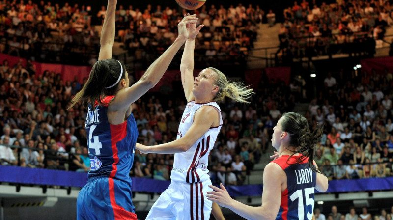 Anda Eibele 2013. gada Eiropas čempionāta atklāšanas spēlē pret Franciju
Foto: Romāns Kokšarovs, f64