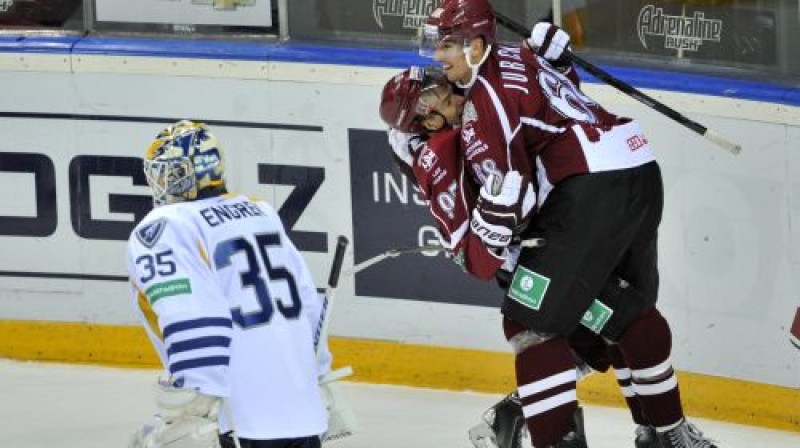 Juris Upītis aizsargam Milanam Jurčinam uzticējās, gan izdarot tālo piespēli, gan metoties apskāvienos
Foto: Romāns Kokšarovs, Sporta Avīze, f64