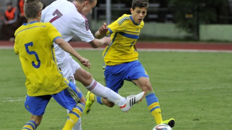 Jegors Morozs divu zviedru aizsargu ielenkumā
Foto: Romāns Kokšarovs/f64