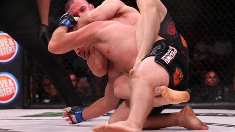 Brendons Halsijs cīņā ar Aleksandru Šlemenko
Foto: sherdog.com