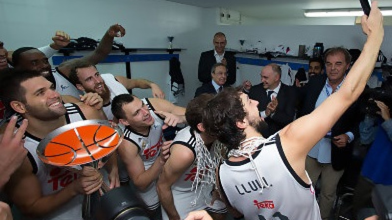 MVP Serhio Juļs ģērbtuvē uzņem superkausa ieguvēju selfiju 
Foto: acb.com