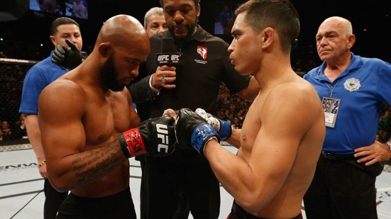 Demetrius Džonsons (no kreisās) pirms cīņas ar Krisu Karisao
Foto: ufc.com