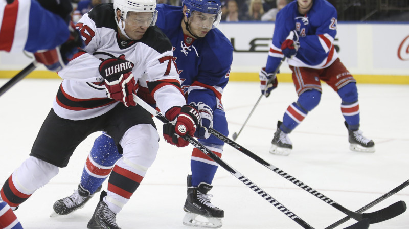 Ruslans Fedotenko cīņā ar Ņujorkas "Rangers" hokejistiem pārbaudes spēlēs
Foto: AP/Scanpix