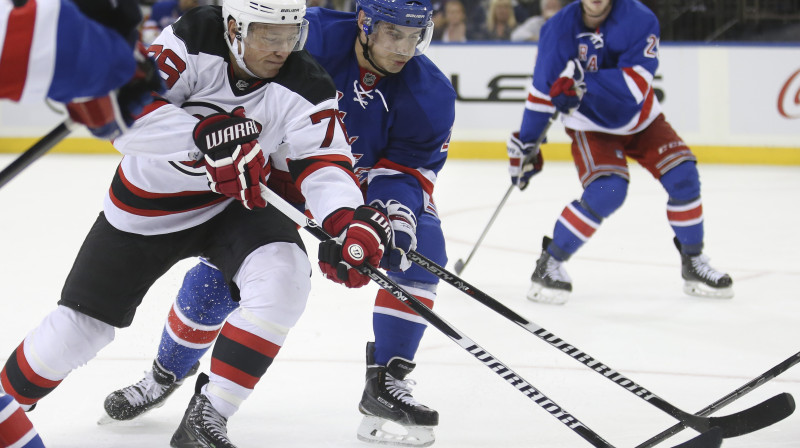 Ruslans Fedotenko cīņā ar Ņujorkas "Rangers" hokejistiem pārbaudes spēlēs
Foto: AP/Scanpix