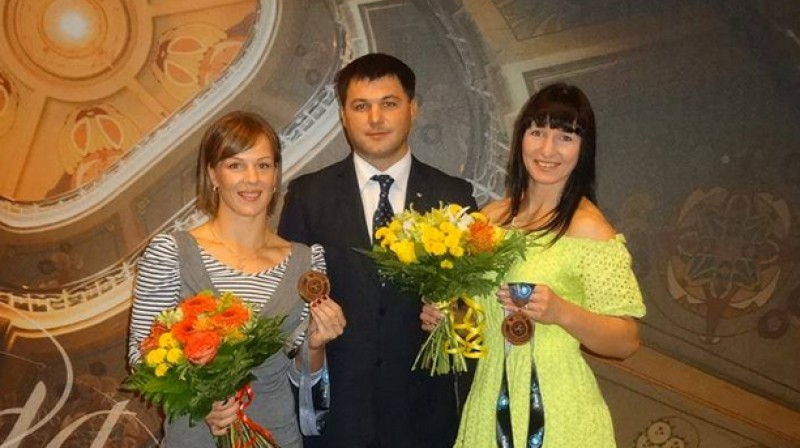 Laura Skujiņa, LCF prezidents Dzintars Urbančiks, Anastasija Grigorjeva 
Foto: Latvijas Cīņas federācija