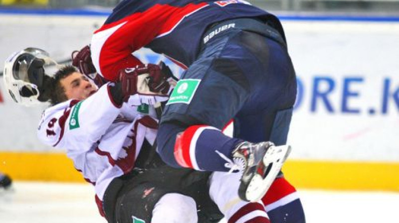 Martins Štajnohs soda Miķeli Rēdlihu. Bet Štajnohu nesodīja neviens
Foto: hcslovan.sk