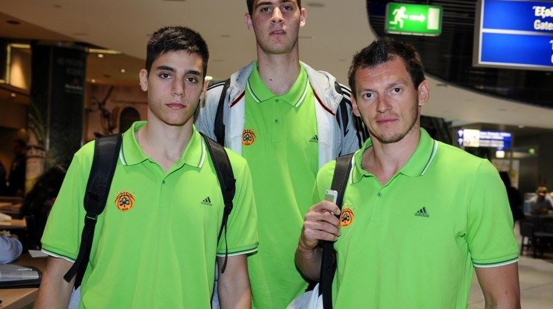 Jānis Blūms ar "Panathinaikos" jauniešiem Elefteriosa Venizela lidostā
Foto: Panathinaikos