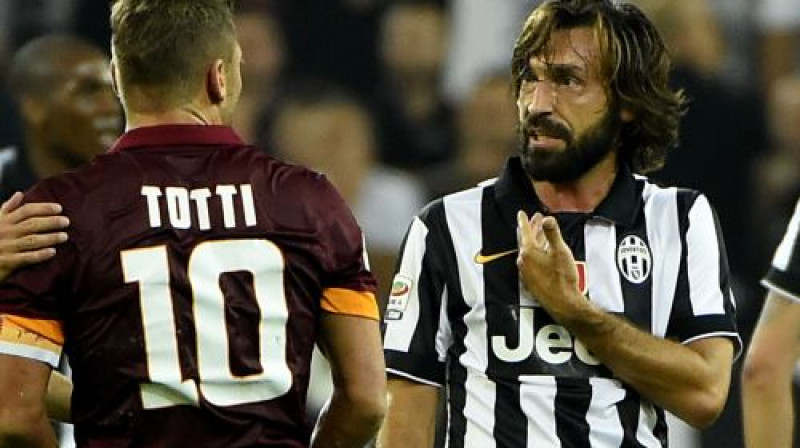 Frančesko Toti skaidrojas ar Andrea Pirlo par kārtējo šaubīgo tiesneša lēmumu
Foto: AFP/Scanpix