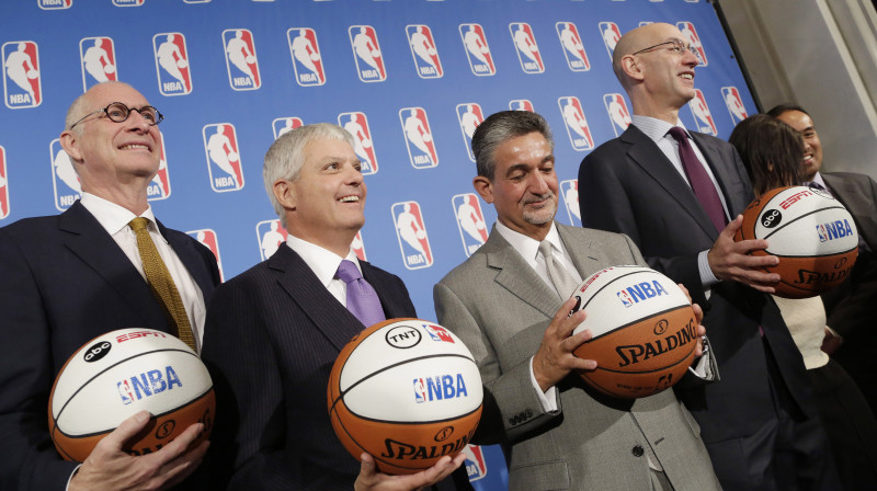 ESP prezidents Džons Skipers, TNT prezidents Deivids Levijs, "Wizards" īpašnieks Teds Leonsis un NBA komisārs Adams Silvers
Foto: AP/Scanpix