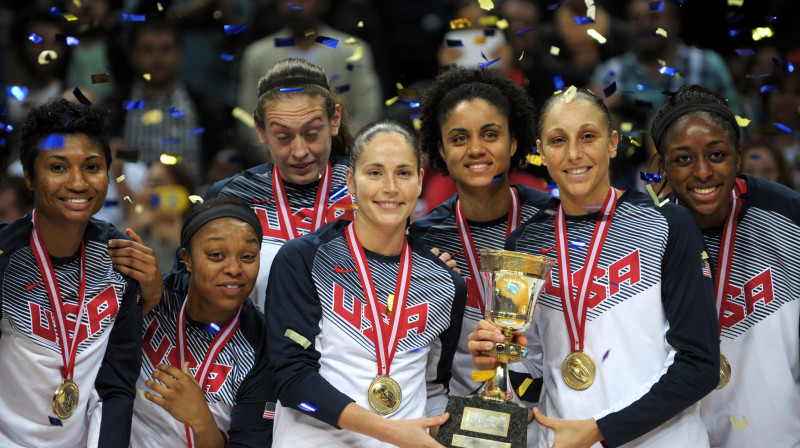 ASV basketbolistes, centrā Sjū Bērda un Daiana Taurasi, starp viņām divkārtējā pasaules čempione Kendisa Duprī
Foto: AFP/Scanpix