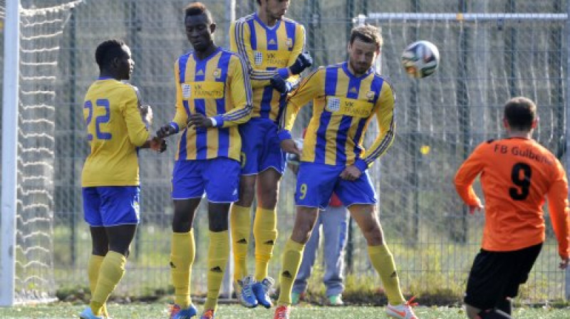 Sergejs Mišins raida bumbu spēlētāju sieniņā
Foto: Romāns Kokšarovs, Sporta Avīze, f64