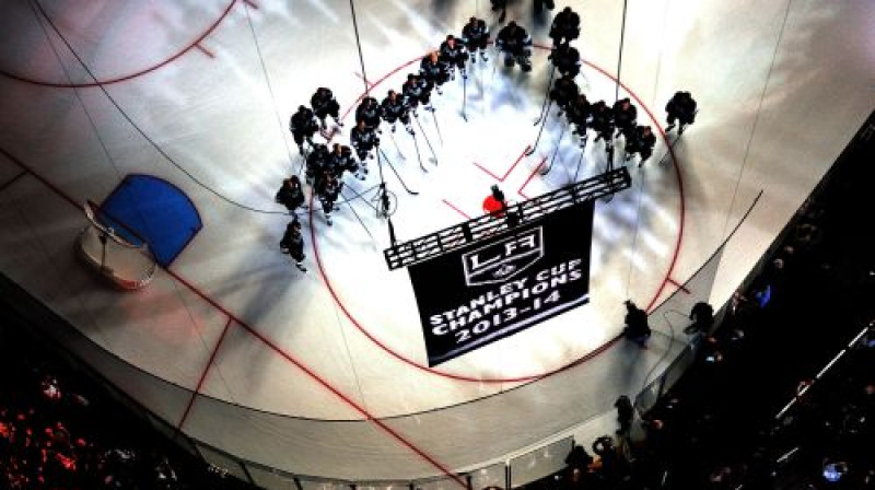 Losandželosas "Kings" atzīmē pagājušajā sezonā izcīnīto Stenlija kausu
Foto: AFP/Scanpix