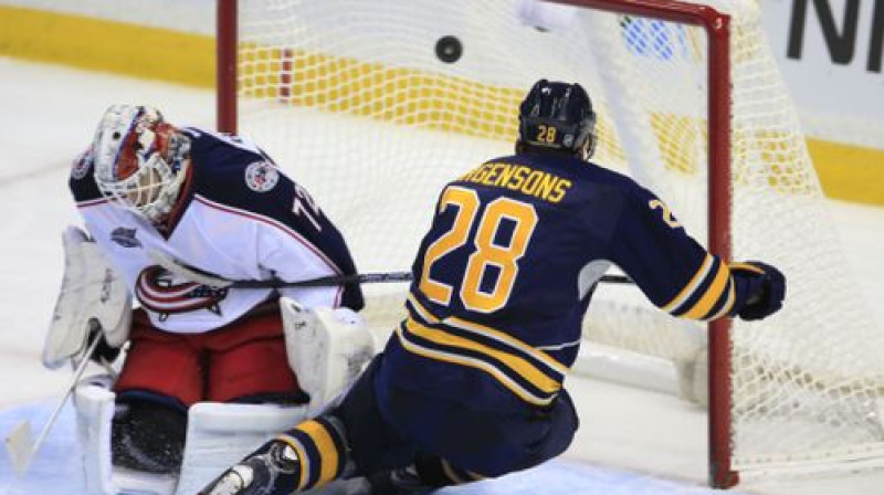 Zemgus Girgensons pārspēj 2013. gada Vezinas balvas ieguvēju Sergeju Bobrovski
Foto: AP/Scanpix