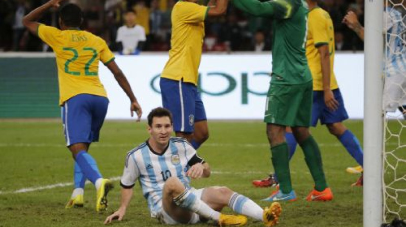 Lionels Mesi un Brazīlijas futbolisti pēc neiesistās pendeles
Foto: AP/Scanpix