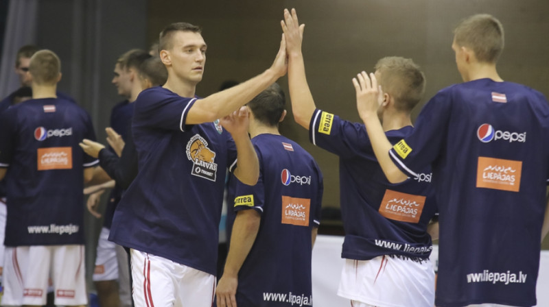 Mareks Jurevičus ar komandas biedriem
Foto: Ģirts Gertsons