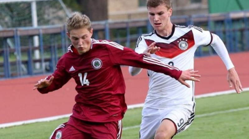 Andrejs Cigaņiks pret Vācijas un "Stuttgart" pirmās komandas uzlecošo zvaigzni Timo Verneru
Foto: LFF