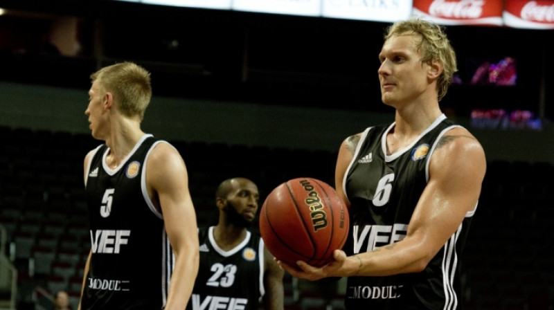 Mareks Mejeris (no kreisās), Jānis Timma un "VEF Rīga": turpmāk Eiropas kausa izcīņā jāiztiek bez Kevina Dilarda (23.).
Foto: Rihards Streiķis, VEFRiga.com