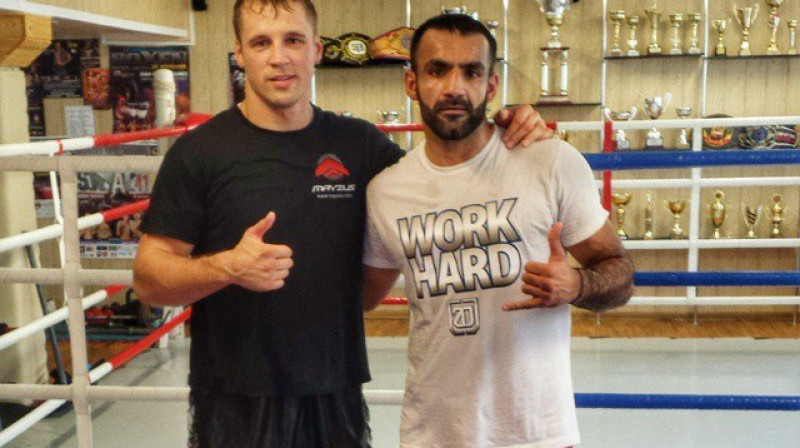 Zaurs Džavadovs (no labās) pēc treniņiem kopā ar bokseri Mairi Briedi
Foto: muaythaiacademy.lv