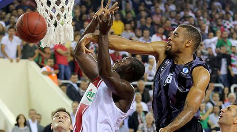 Džulians Vons bloķē Huana Palasio metienu
Foto:amkspor.com