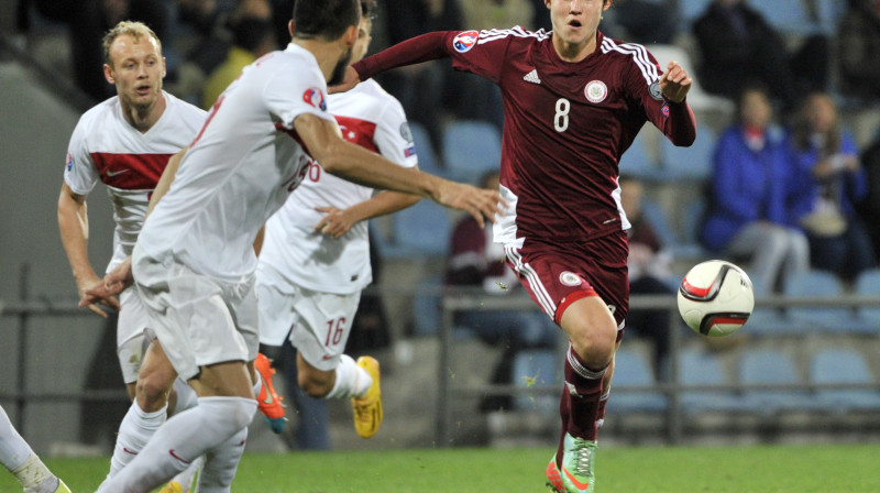 Jānis Ikaunieks savā debijā Latvijas izlasē mačā pret Turciju. 
Foto: Romāns Kokšarovs/F64
