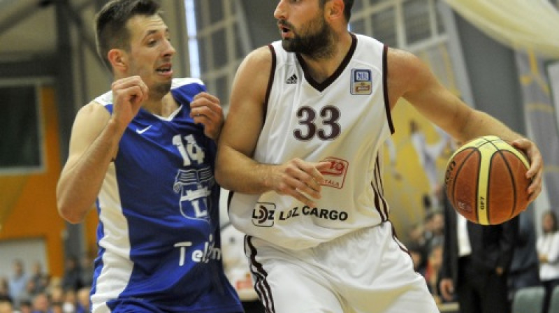 Mārtiņš Darģis (no kreisās) LU labā guva 20 punktus
Foto: Romāns Kokšarovs, Sporta Avīze, f64