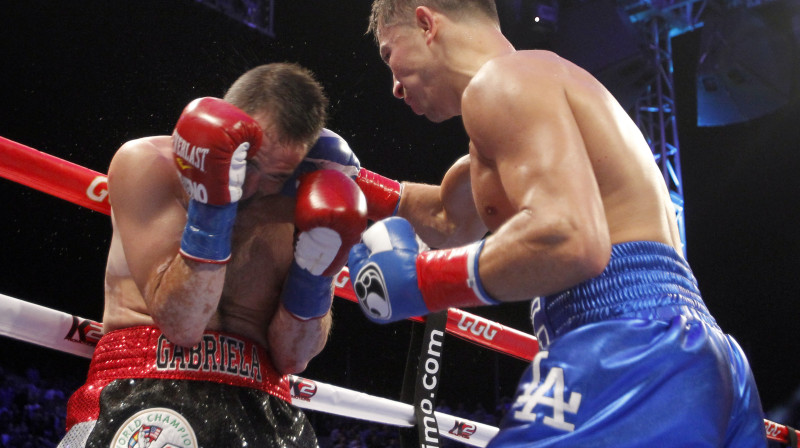 Genādijs Golovkins (no labās) izdara sitienu
Foto: AP/Scanpix