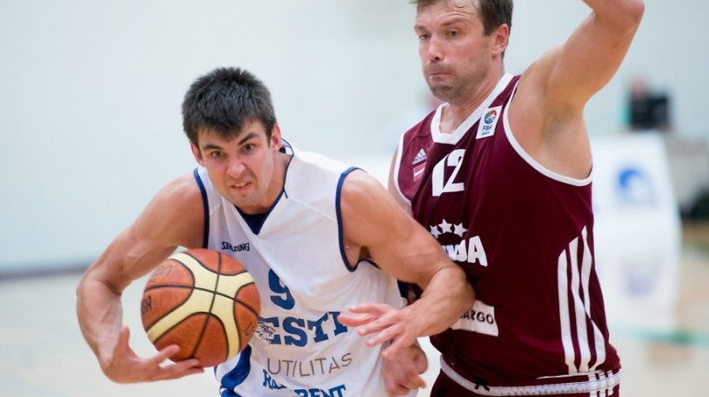 Kristaps Janičenoks un Latvijas valstsvienība pārbaudes spēlē ar Igaunijas izlasi 2014.gada jūlijā.
Foto: Ilmar Saabas, delfi.ee