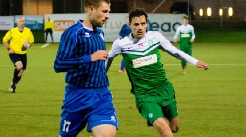 Kirils Ševeļovs (nr. 17) pret Jurģi Kalnu
Foto: Māris Greidāns