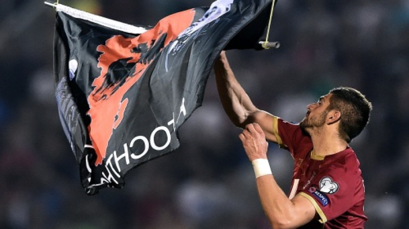 Serbu aizsargs Stefans Mitrovičs ar stadionā lidojošo karogu
Foto: AFP/Scanpix