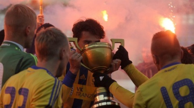 Ģirts Karlsons, malkojot čempionu šampanieti
Foto: Romāns Kokšarovs/F64