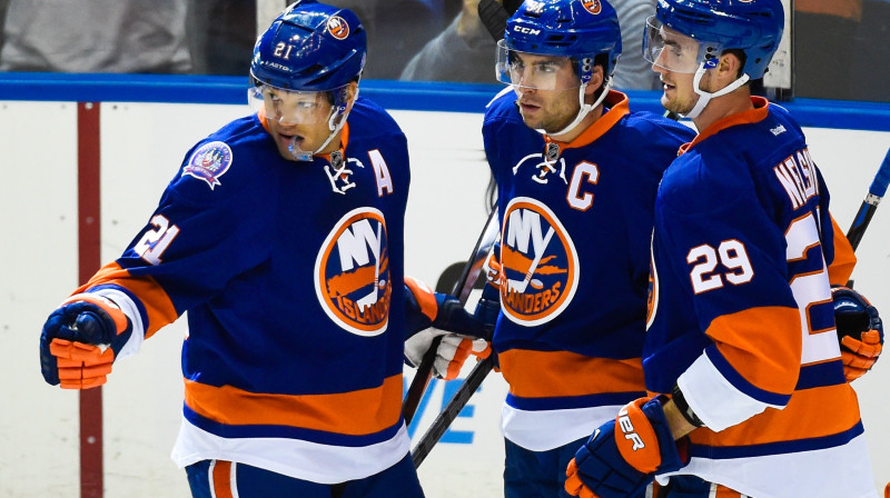Ņujorkas "Islanders" rezultatīvo uzbrucēju trio - K.Okposo, Dž.Tavaress un B.Nelsons.
Foto: AFP/Scanpix