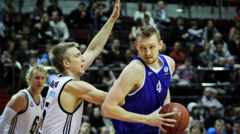 Mareks Mejeris aizsardzībā
Foto: basket.fc-zenit.ru