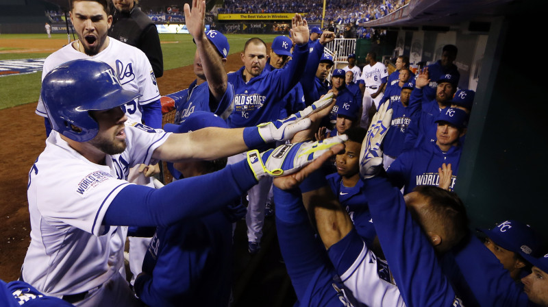 Maiks Mustakass saņem apsveikumus pēc "Home Run" sitiena
Foto: AFP/Scanpix