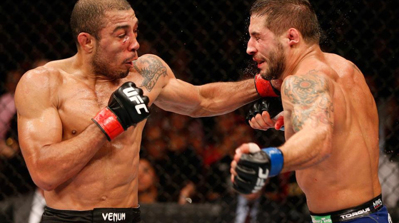 Hosē Aldo (no kreisās) cīņā ar Čadu Mendesu
Foto: ufc.com