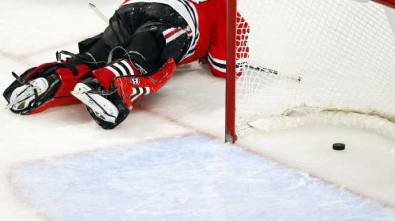 "Blackhawks" vārtsarga-debitanta Skota Dārlinga reakcija pēc ielaistajiem vārtiem
Foto: AP/Scanpix