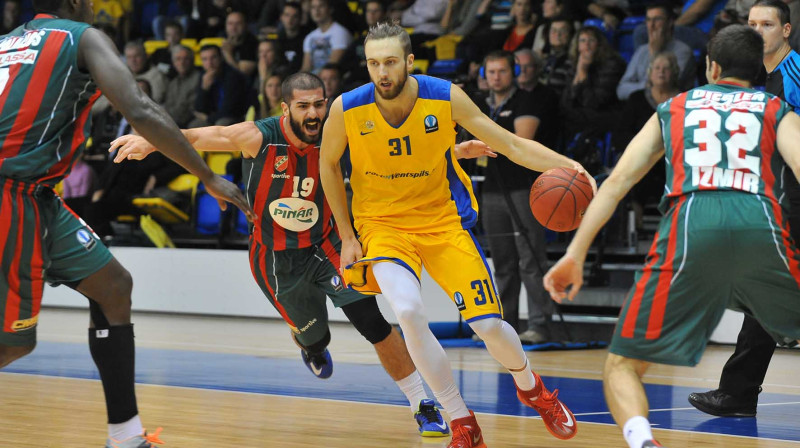 Žanis Peiners "Karsiyakas" spēlētāju ielenkumā
Foto:bkventspils.lv