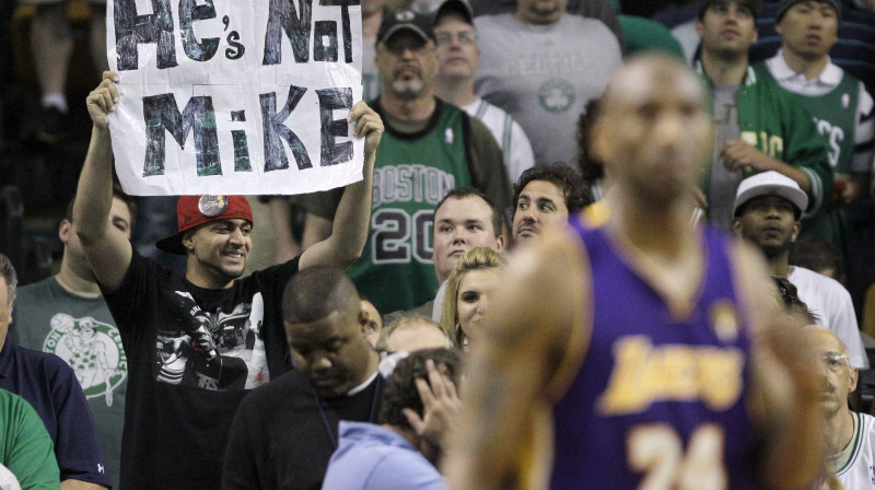 Čikāgas līdzjutēji un Kobe Braients 
Foto: AP/Scanpix
