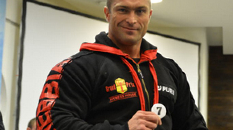Aleksandrs Fjodorovs ar starta numuru
Foto: steelfactor.ru